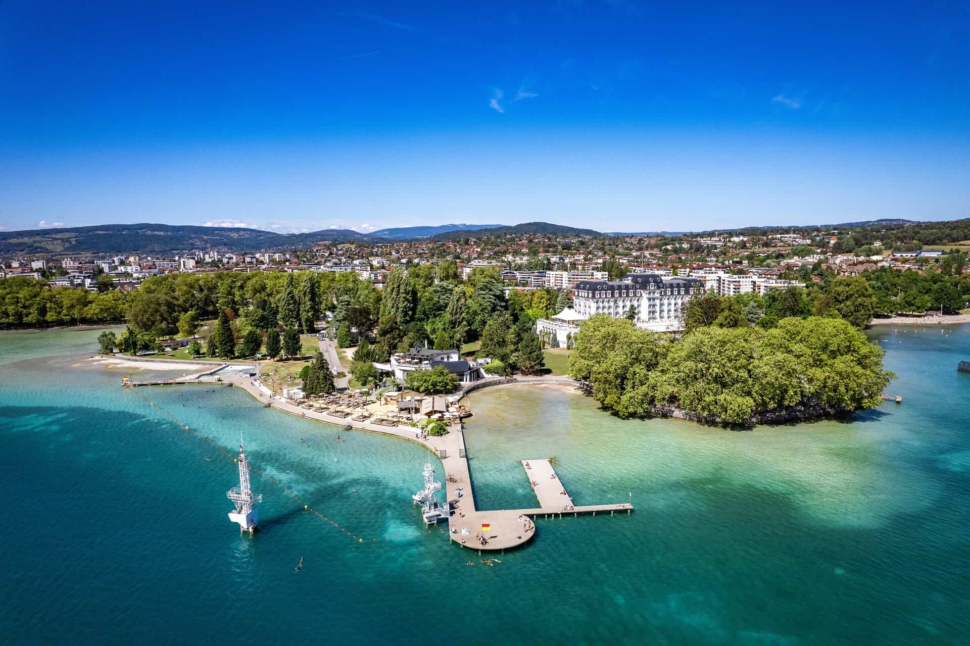 Vue aérienne de la ville d'Annecy depuis le lac pour illustrer le coût et le budget d'une rénovation à Annecy par un architecte d'intérieur.