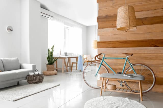 Photo d'une intérieur lumineux et moderne dans des tons blanc et bois et avec un vélo - Architecture d'intérieur à Annecy et en Haute-Savoie (ArchiBienPensé)
