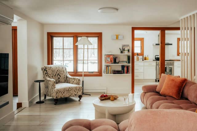 Photo d'un intérieur chaleureux avec le salon et la cuisine en fond - ArchiBienPensé, architecte d'intérieur à Annecy et en Haut-Savoie