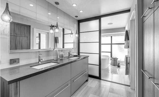 10 incontournables pour agencer une salle de bain optimale pour votre famille sportive 4 Salle de bain avec zones séparées : un espace lavabos d'un côté et une baignoire de l'autre.