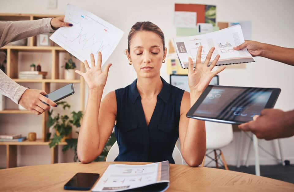 Une femme essaye de rester zen alors qu'elle est sollicité de toute part pour le travail et gérer son chantier