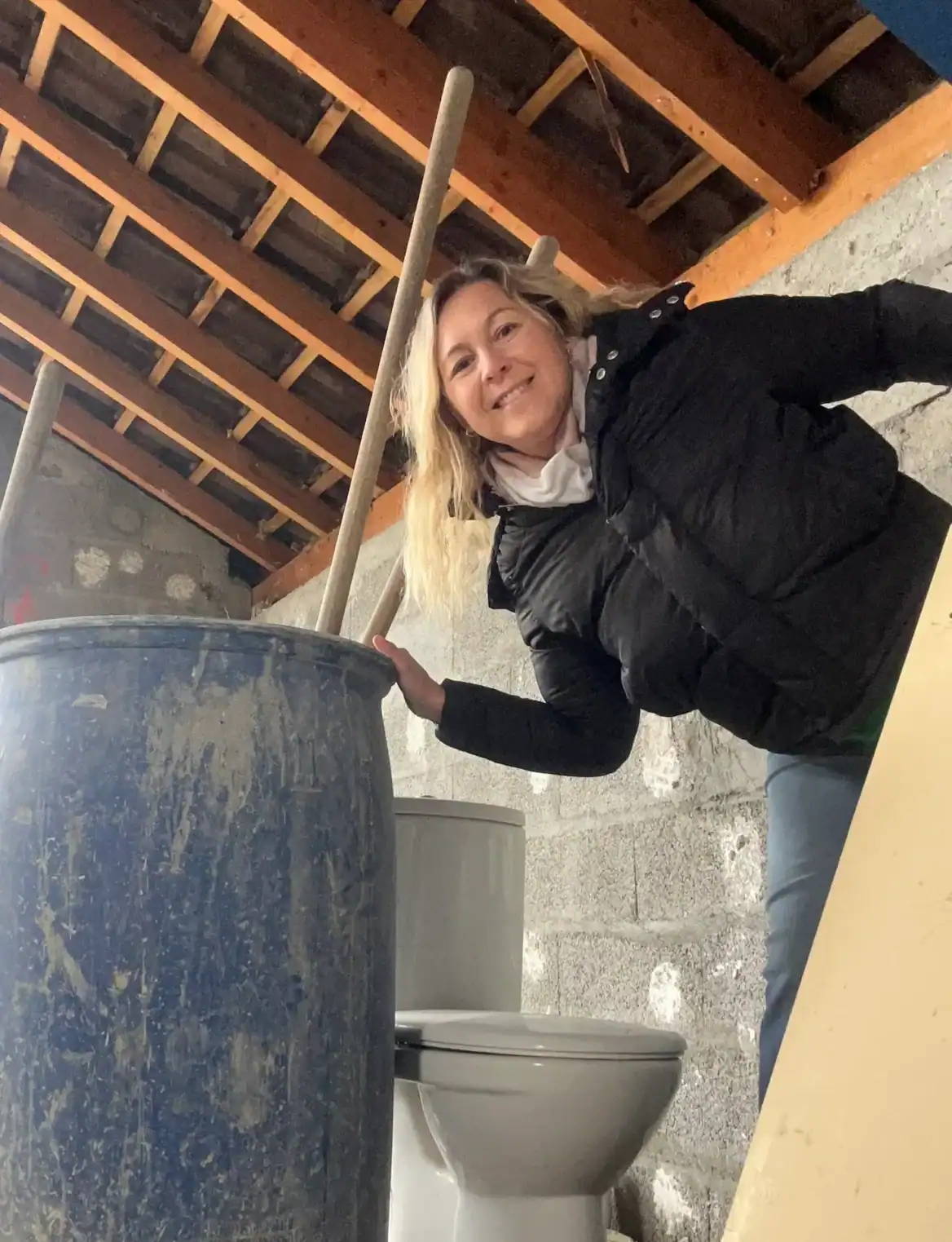 Portrait d'Emmanuelle Flavigny, architecte d'intérieur à Annecy et en Haute-Savoie, sur un chantier en cours de remodélation