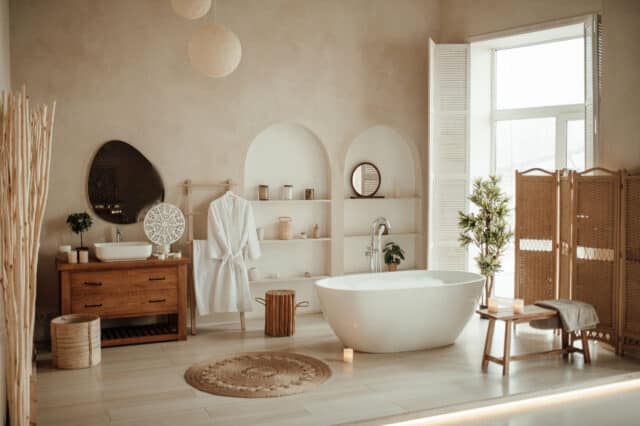 Photo d'une salle de bain lumineuse dans des tons chaleureux et avec des matières naturelles en bois