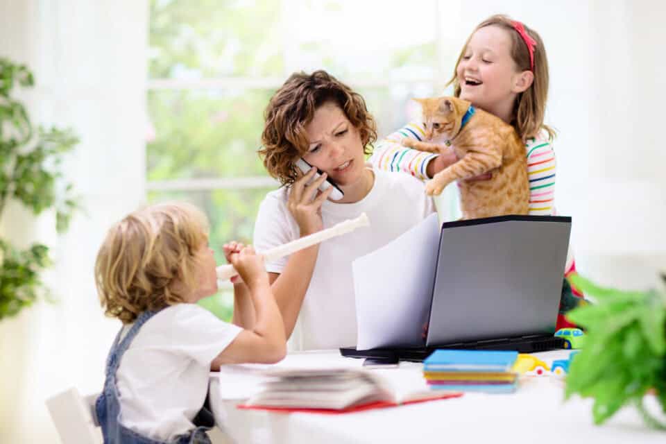 Une maman est en train d'essayer de travailler et téléphoner au milieu des enfants qui jouent et font du bruit.