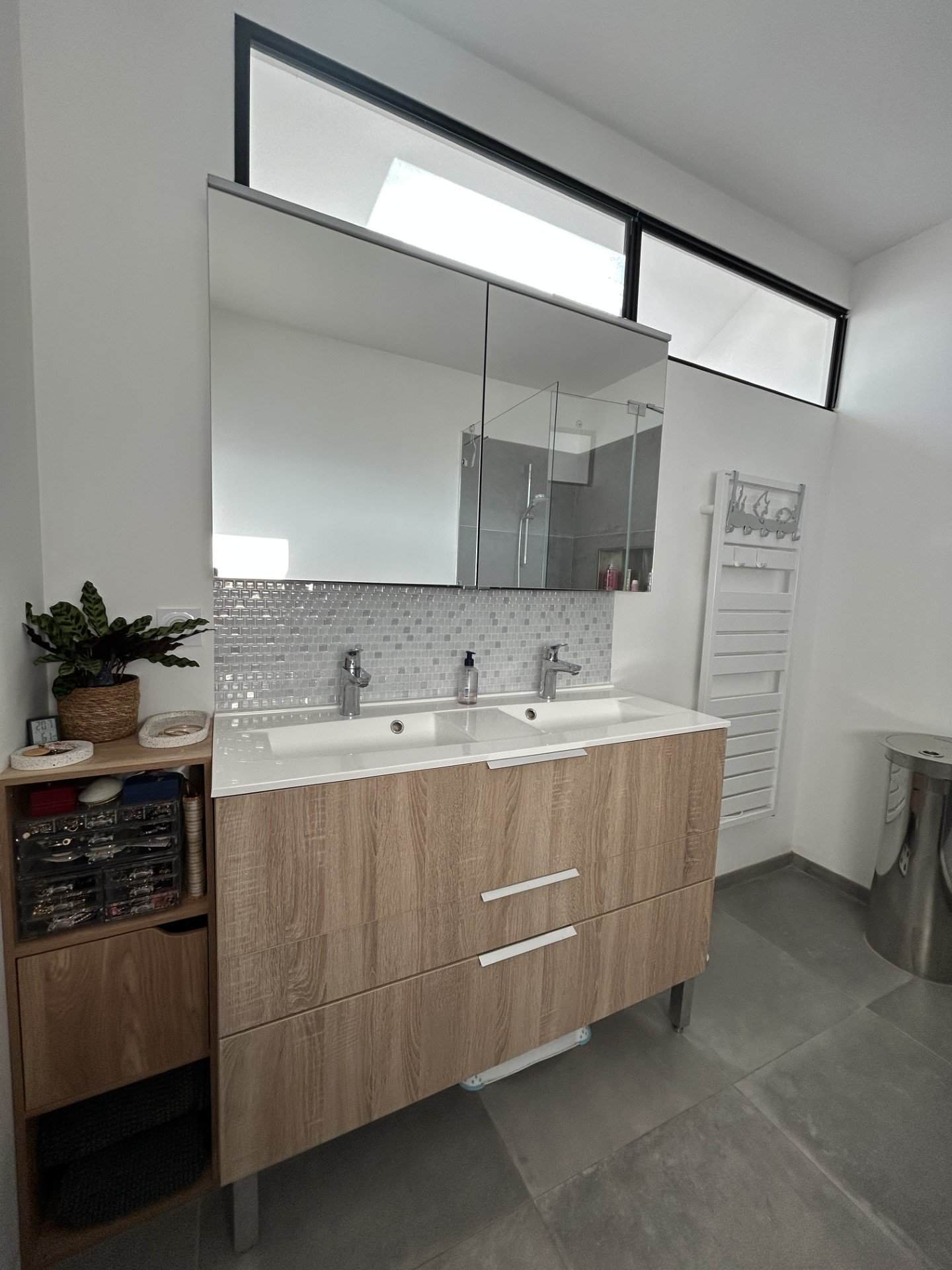 10 incontournables pour agencer une salle de bain optimale pour votre famille sportive 2 Photo d'une salle de bain et de son espace lavabos, avec un puit de lumière au sommet